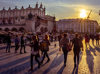 Menschen auf einem Platz in Krakau