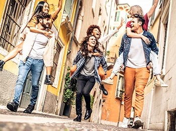 Eine Gruppe von Freunden genießt die gemeinsame Zeit in Mailand