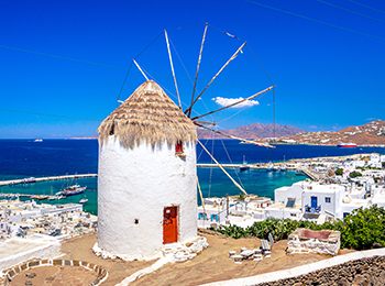 מנמל מיקונוס עם סירות וטחנות רוח