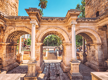 מבט על רחוב צר בעיר העתיקה של אנטליה