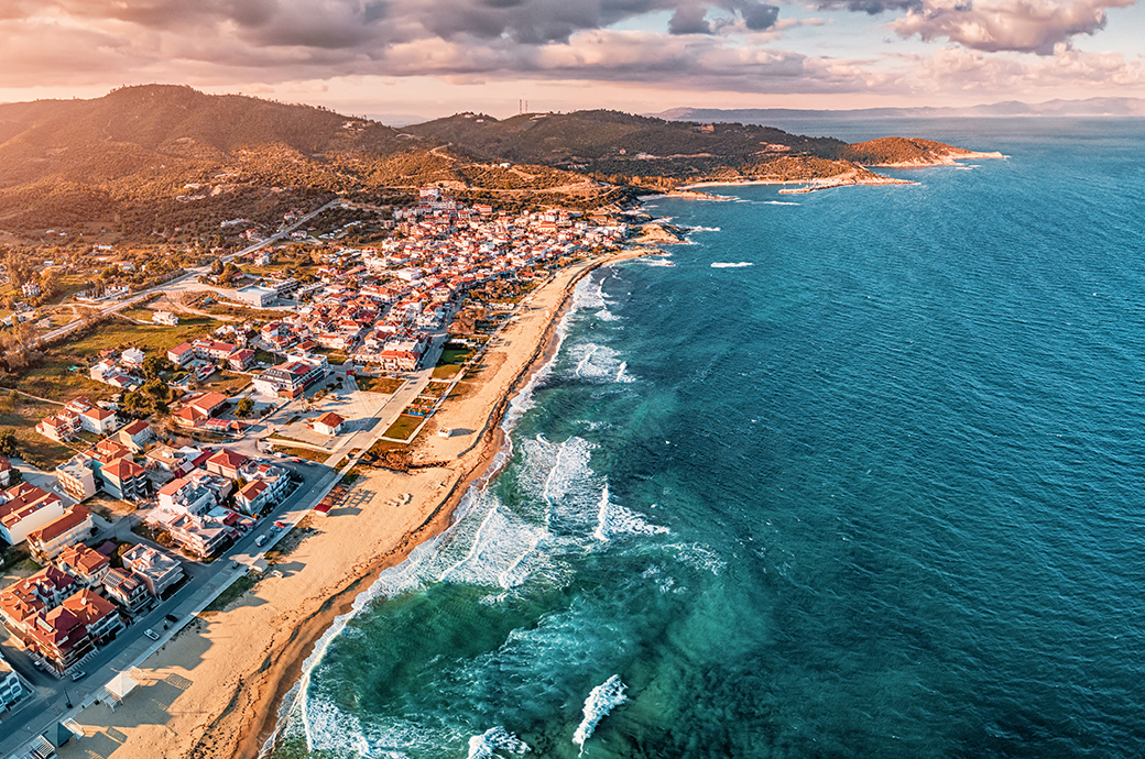 נוף פנורמי של עיר הנופש האייקונית Sarti