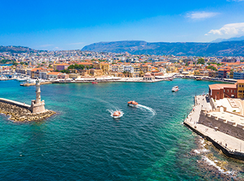 נוף אווירי של העיר היפה חאניה עם הנמל הישן שלה והמגדלור המפורסם