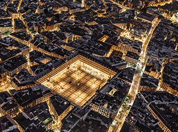 נוף אווירי לילה של פלאזה מאיור