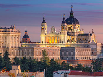 קתדרלת סנטה מריה לה ריאל דה לה אלמודנה והארמון המלכותי