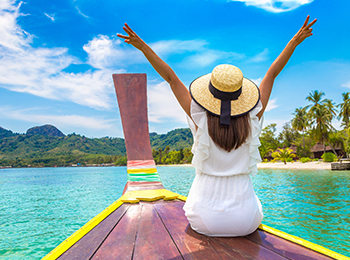 אישה על סירה בפוקט