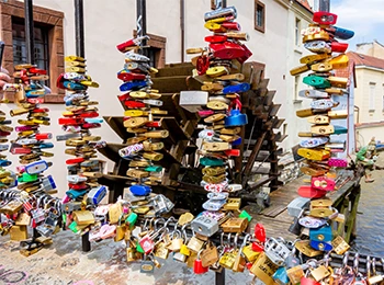 Schleusen auf einer Brücke über den Fluss Chertovka in Prag