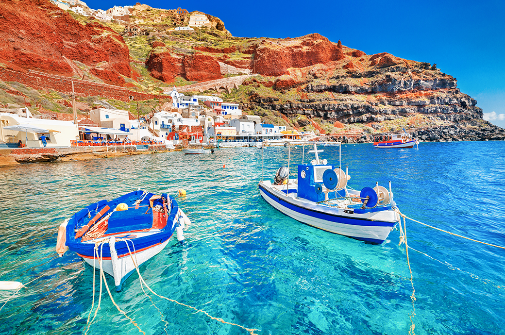 שתי סירות דיג באי היווני סנטוריני