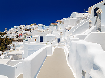 מדרגות יפות במלון היוקרה היפה ביותר של פירה באי סנטוריני