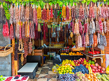 Traditionelle georgische Früchte und Süßigkeiten, bekannt als Charchakhala
