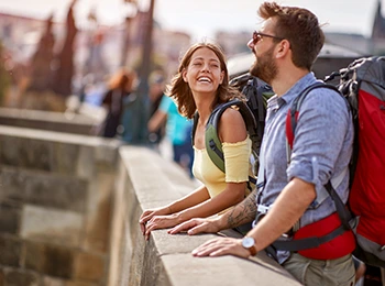 זוג מאושר על הגשר בפראג